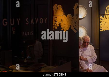 © PHOTOPQR/LE DAUPHINE/Bertrand RIOTORD ; Parigi ; 21/11/2023 ; Parigi (Ile de France), le 21 novembre 2023. Guy Savoy dans les cuisine de son, ristorante éponyme. même si le guide Michelin lui a enlevé sa troisième étoile, le chef francesi reste l'un des meilleurs cuisine iniers du monde. Ristorante Son situé à la Monnaie de Paris figure pour la septième fois au sommet de la liste des meilleurs Restaurants du monde, classés par 'la liste'. Foto : Bertrand Riotord/le Dauphiné libéré - Guy Patrice Savoy, chef francese che è il capo chef e proprietario del ristorante omonimo Guy Savoy a Parigi Foto Stock