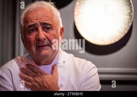© PHOTOPQR/LE DAUPHINE/Bertrand RIOTORD ; Parigi ; 21/11/2023 ; Parigi (Ile de France), le 21 novembre 2023. Guy Savoy dans les cuisine de son, ristorante éponyme. même si le guide Michelin lui a enlevé sa troisième étoile, le chef francesi reste l'un des meilleurs cuisine iniers du monde. Ristorante Son situé à la Monnaie de Paris figure pour la septième fois au sommet de la liste des meilleurs Restaurants du monde, classés par 'la liste'. Foto : Bertrand Riotord/le Dauphiné libéré - Guy Patrice Savoy, chef francese che è il capo chef e proprietario del ristorante omonimo Guy Savoy a Parigi Foto Stock