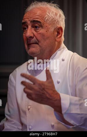 © PHOTOPQR/LE DAUPHINE/Bertrand RIOTORD ; Parigi ; 21/11/2023 ; Parigi (Ile de France), le 21 novembre 2023. Guy Savoy dans les cuisine de son, ristorante éponyme. même si le guide Michelin lui a enlevé sa troisième étoile, le chef francesi reste l'un des meilleurs cuisine iniers du monde. Ristorante Son situé à la Monnaie de Paris figure pour la septième fois au sommet de la liste des meilleurs Restaurants du monde, classés par 'la liste'. Foto : Bertrand Riotord/le Dauphiné libéré - Guy Patrice Savoy, chef francese che è il capo chef e proprietario del ristorante omonimo Guy Savoy a Parigi Foto Stock