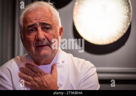 © PHOTOPQR/LE DAUPHINE/Bertrand RIOTORD ; Parigi ; 21/11/2023 ; Parigi (Ile de France), le 21 novembre 2023. Guy Savoy dans les cuisine de son, ristorante éponyme. même si le guide Michelin lui a enlevé sa troisième étoile, le chef francesi reste l'un des meilleurs cuisine iniers du monde. Ristorante Son situé à la Monnaie de Paris figure pour la septième fois au sommet de la liste des meilleurs Restaurants du monde, classés par 'la liste'. Foto : Bertrand Riotord/le Dauphiné libéré - Guy Patrice Savoy, chef francese che è il capo chef e proprietario del ristorante omonimo Guy Savoy a Parigi Foto Stock