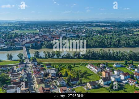 La piccola cittadina di Simbach on Inn al confine con l'Austria dall'alto Foto Stock