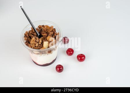 Pasto completo contenuto in questa tazza di yogurt, mirtilli, fragole e granola per un sacco di proteine e carboidrati da mangiare. Foto Stock