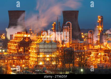 Vista serale della raffineria di petrolio di Grangemouth gestita da PetroIneos, una joint venture tra Petrochina e Ineos. Scozia Regno Unito Foto Stock