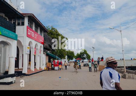 Vista panoramica di Kenyatta Road, la strada principale di Lamu con persone e aziende in una giornata intensa sull'isola di Lamu, Kenya Foto Stock