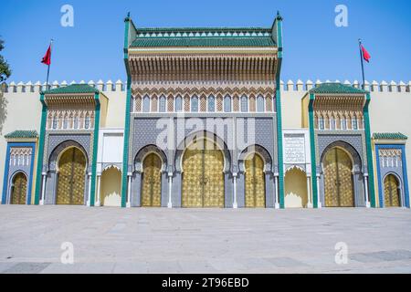 Le porte anteriori o principali del Palazzo reale di Fez, Marocco, Nord Africa. Bella facciata con porte dorate ad arco e cielo estivo blu. Foto Stock