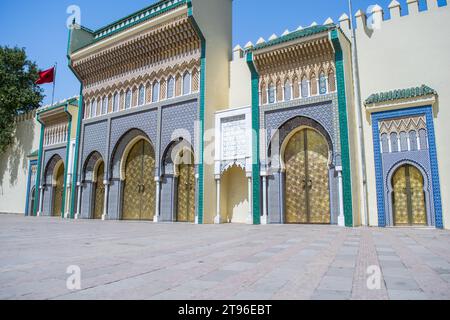 Le porte anteriori o principali del Palazzo reale di Fez, Marocco, Nord Africa. Bella facciata con porte dorate ad arco e cielo estivo blu. Foto Stock