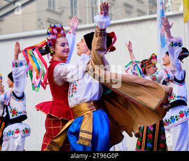 Gruppo folcloristico ucraino in costume locale che si esibisce sul palco durante il Festival Etnovyr nella città natale di Leopoli. Leopoli, Ucraina - 22 agosto 2019 Foto Stock