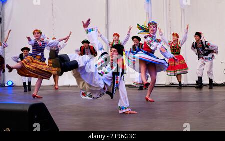 Gruppo folcloristico ucraino in costume locale che si esibisce sul palco durante il Festival Etnovyr nella città natale di Leopoli. Leopoli, Ucraina - 22 agosto 2019 Foto Stock