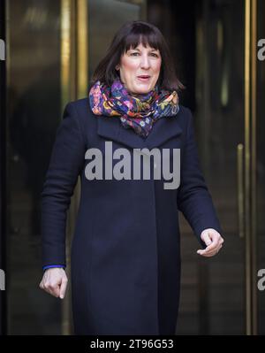 Londra, Regno Unito. 23 novembre 2023. La cancelliera ombra Rachel Reeves è vista a seguito di interviste con i media a Westminster, nel centro di Londra. Il Cancelliere dello Scacchiere Jeremy Hunt ha annunciato una serie di tagli fiscali nella dichiarazione d'autunno di quest'anno, che è stata presentata al Parlamento mercoledì. Crediti fotografici: Ben Cawthra/Sipa USA credito: SIPA USA/Alamy Live News Foto Stock