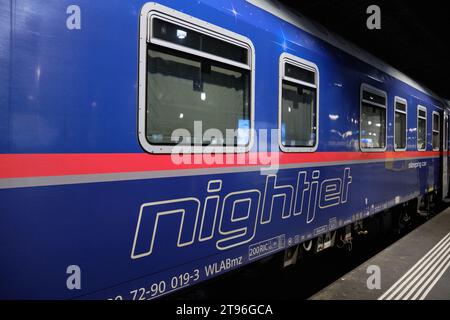 Un treno notturno sul binario della stazione. Zurigo, Svizzera. Foto Stock