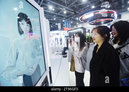 HANGZHOU, CINA - 23 NOVEMBRE 2023 - i visitatori interagiscono con le persone digitali ai alla 2a Global Digital Trade Fair 2023 a Hangzhou, provincia di Zhejiang Foto Stock