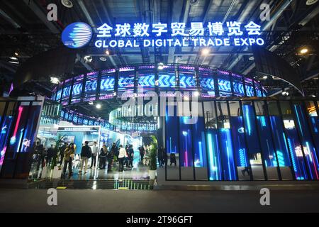 HANGZHOU, CINA - 23 NOVEMBRE 2023 - i visitatori visitano la 2a Global Digital Trade Fair 2023 a Hangzhou, provincia di Zhejiang, Cina, 23 novembre 2023. Foto Stock