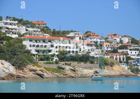 Grecia, Egeo settentrionale, Ikaria Island Village Armenistis e la spiaggia Foto Stock