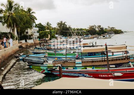 Vista della spiaggia di Shela con barche e persone in una giornata intensa a Lamu Isand, Kenya Foto Stock