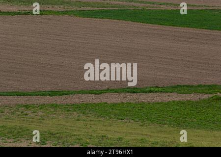 Arato, piantato e Hilling Rows Black-Earth Field. Grana del terreno. Foto Stock