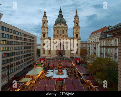 Famoso mercato di Natale, come si chiama l'avvento della basilica a Budapest in Ungheria. Di fronte al St Stephens. Foto Stock