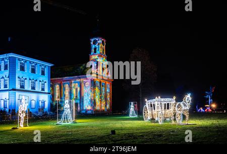 DAS gräfliche Schloss auf der Insel Mainau wird beim Christmas Garden in unterschiedlichen Farben angestrahlt. Mainau Baden-Württemberg Deutschland *** il castello dei conti sull'isola di Mainau è illuminato in diversi colori durante il Giardino di Natale Mainau Baden Württemberg Germania credito: Imago/Alamy Live News Foto Stock