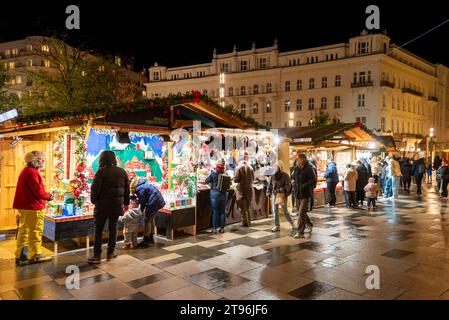 Famoso mercato di natale a Budapest in Ungheria. Si trova in piazza Worosmarty vicino alla via Vaci e Fashion Foto Stock