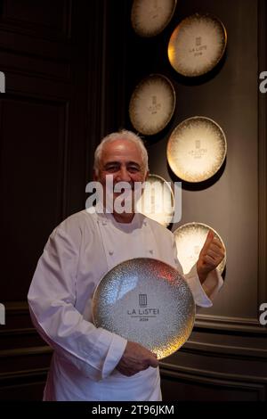 © PHOTOPQR/LE DAUPHINE/Bertrand RIOTORD ; Parigi ; 21/11/2023 ; Parigi (Ile de France), le 21 novembre 2023. Guy Savoy dans les cuisine de son, ristorante éponyme. même si le guide Michelin lui a enlevé sa troisième étoile, le chef francesi reste l'un des meilleurs cuisine iniers du monde. Ristorante Son situé à la Monnaie de Paris figure pour la septième fois au sommet de la liste des meilleurs Restaurants du monde, classés par 'la liste'. Foto : Bertrand Riotord/le Dauphiné libéré - Guy Patrice Savoy, chef francese che è il capo chef e proprietario del ristorante omonimo Guy Savoy a Parigi Foto Stock