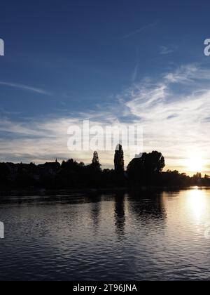 Tramonta il sole sul fiume Reno vicino a Stein am Rhein europeo, cantone Sciaffusa in Svizzera, cielo nuvoloso nel 2018 calda sera d'estate di agosto - verticale Foto Stock