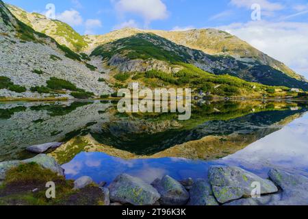 Vista del paesaggio montano e del lago Muratovo, nel Parco Nazionale Pirin, nel sud-ovest della Bulgaria Foto Stock