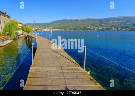 Vista di un sentiero sopraelevato sulla riva del lago, nella città vecchia di Ocrida, Macedonia del Nord Foto Stock