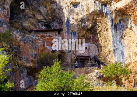 Vista della grotta della chiesa di Sant'Arcangelo Michele, nel villaggio di Radozhda, Macedonia del Nord Foto Stock