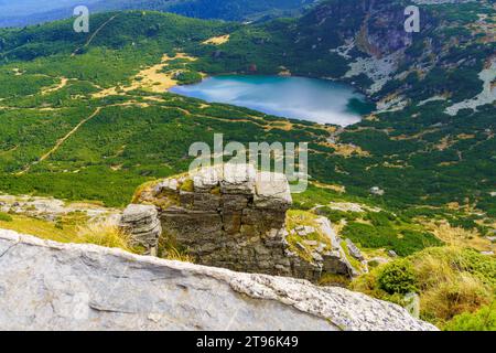 Vista del lago inferiore, parte dei sette laghi, nel Parco nazionale di Rila, nella Bulgaria sud-occidentale Foto Stock