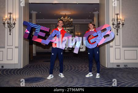 Alex Yee e Beth Potter durante l'annuncio del team di triathlon Team GB Paris 2024 al Savoy di Londra. Data foto: Giovedì 23 novembre 2023. Foto Stock