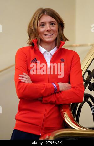 Beth Potter durante l'annuncio del team di triathlon Team GB Paris 2024 al Savoy di Londra. Data foto: Giovedì 23 novembre 2023. Foto Stock