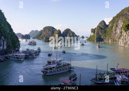 Ha Long Bay, Vietnam - 11 novembre 2023: Barche turistiche e crociere sono viste nella famosa baia di ha Long, una delle mete turistiche più popolari del Vietnam. L'economia vietnamita è una delle più rapide in Asia, ma la sfida dell'ambiente esterno e la minore domanda interna hanno portato a un rallentamento dell'economia vietnamita, con una crescita del 4,7% nel 2023 rispetto all'8% nel 2022, mentre l'industria del turismo continua a crescere, con oltre 10 milioni di visitatori previsti per il 2023, è la destinazione più popolare nel Sud-Est asiatico dopo la Thailandia. (Foto di Davide Bonaldo/Sipa USA) Foto Stock