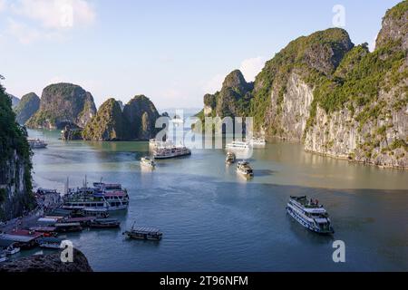 Ha Long Bay, Vietnam - 11 novembre 2023: Barche turistiche e crociere sono viste nella famosa baia di ha Long, una delle mete turistiche più popolari del Vietnam. L'economia vietnamita è una delle più rapide in Asia, ma la sfida dell'ambiente esterno e la minore domanda interna hanno portato a un rallentamento dell'economia vietnamita, con una crescita del 4,7% nel 2023 rispetto all'8% nel 2022, mentre l'industria del turismo continua a crescere, con oltre 10 milioni di visitatori previsti per il 2023, è la destinazione più popolare nel Sud-Est asiatico dopo la Thailandia. (Foto di Davide Bonaldo/Sipa USA) Foto Stock