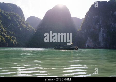 Ha Long Bay, Vietnam - 11 novembre 2023: Barche turistiche e crociere sono viste nella famosa baia di ha Long, una delle mete turistiche più popolari del Vietnam. L'economia vietnamita è una delle più rapide in Asia, ma la sfida dell'ambiente esterno e la minore domanda interna hanno portato a un rallentamento dell'economia vietnamita, con una crescita del 4,7% nel 2023 rispetto all'8% nel 2022, mentre l'industria del turismo continua a crescere, con oltre 10 milioni di visitatori previsti per il 2023, è la destinazione più popolare nel Sud-Est asiatico dopo la Thailandia. (Foto di Davide Bonaldo/Sipa USA) Foto Stock