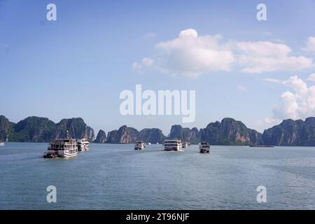 Ha Long Bay, Vietnam - 11 novembre 2023: Barche turistiche e crociere sono viste nella famosa baia di ha Long, una delle mete turistiche più popolari del Vietnam. L'economia vietnamita è una delle più rapide in Asia, ma la sfida dell'ambiente esterno e la minore domanda interna hanno portato a un rallentamento dell'economia vietnamita, con una crescita del 4,7% nel 2023 rispetto all'8% nel 2022, mentre l'industria del turismo continua a crescere, con oltre 10 milioni di visitatori previsti per il 2023, è la destinazione più popolare nel Sud-Est asiatico dopo la Thailandia. (Foto di Davide Bonaldo/Sipa USA) Foto Stock