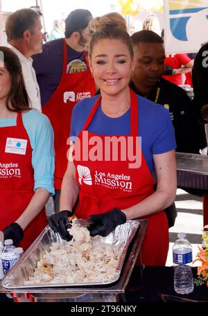 Los Angeles, CA. 22 novembre 2023. Denise Richards al Los Angeles Mission's Celebrity Thanksgiving alla Los Angeles Mission di Los Angeles, California, il 22 novembre 2023. Crediti: Faye Sadou/Media Punch/Alamy Live News Foto Stock