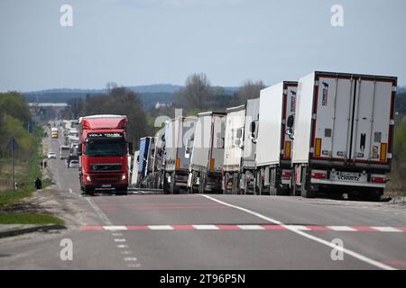 Regione di Leopoli, Ucraina - 18 aprile 2023: Una lunga fila di camion vicino al posto di controllo di frontiera Rava-Ruska sul confine ucraino-polacco. Foto Stock