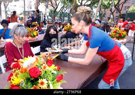 Los Angeles, CA. 22 novembre 2023. Denise Richards al Los Angeles Mission's Celebrity Thanksgiving alla Los Angeles Mission di Los Angeles, California, il 22 novembre 2023. Crediti: Faye Sadou/Media Punch/Alamy Live News Foto Stock