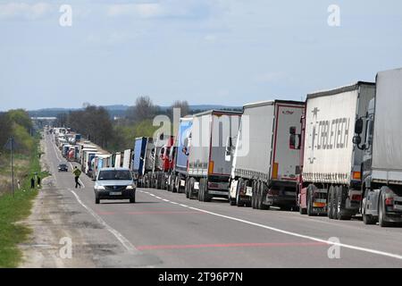 Regione di Leopoli, Ucraina - 18 aprile 2023: Una lunga fila di camion vicino al posto di controllo di frontiera Rava-Ruska sul confine ucraino-polacco. Foto Stock