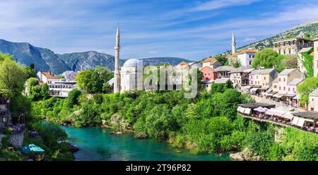 Vista dal vecchio ponte sul fiume smeraldo Neretva. Mostar, Bosnia ed Erzegovina. Foto Stock