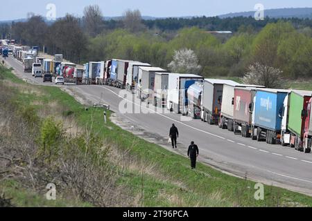 Regione di Leopoli, Ucraina - 18 aprile 2023: Una lunga fila di camion vicino al posto di controllo di frontiera Rava-Ruska sul confine ucraino-polacco. Foto Stock