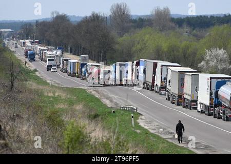 Regione di Leopoli, Ucraina - 18 aprile 2023: Una lunga fila di camion vicino al posto di controllo di frontiera Rava-Ruska sul confine ucraino-polacco. Foto Stock