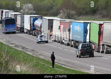 Regione di Leopoli, Ucraina - 18 aprile 2023: Una lunga fila di camion vicino al posto di controllo di frontiera Rava-Ruska sul confine ucraino-polacco. Foto Stock