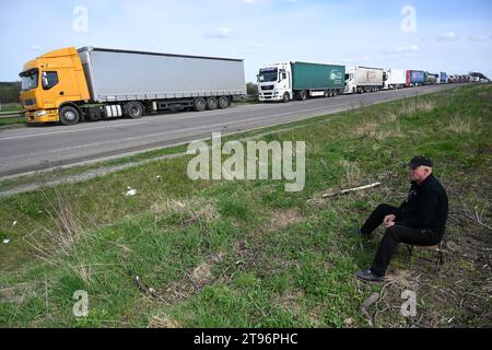 Regione di Leopoli, Ucraina - 18 aprile 2023: Una lunga fila di camion vicino al posto di controllo di frontiera Rava-Ruska sul confine ucraino-polacco. Foto Stock