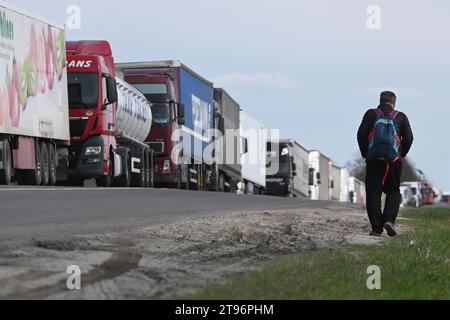 Regione di Leopoli, Ucraina - 18 aprile 2023: Una lunga fila di camion vicino al posto di controllo di frontiera Rava-Ruska sul confine ucraino-polacco. Foto Stock