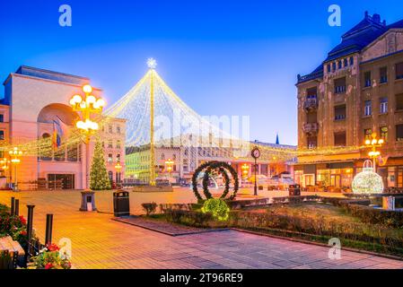 Timisoara, Romania. Festa del mercato di Natale in Piazza della Vittoria. Scena notturna, decorazioni natalizie. Foto Stock