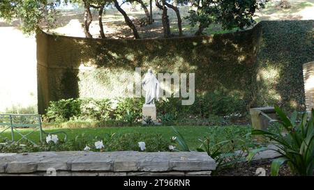 Glendale, California, USA 21 novembre 2023 Wee Kirk o The Heather Chapel al Forest Lawn Memorial Park il 21 novembre 2023 a Glendale, California, USA. Foto di Barry King/Alamy Stock Photo Foto Stock