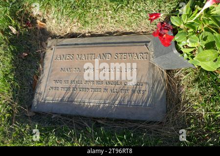 Glendale, California, USA 21 novembre 2023 l'attore Jimmy Stewart grave si trova a Wee Kirk Churchyard presso il Forest Lawn Memorial Park il 21 novembre 2023 a Glendale, California, USA. Foto di Barry King/Alamy Stock Photo Foto Stock