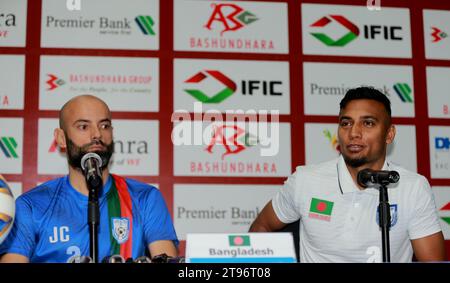 Il capitano della nazionale di calcio del Bangladesh Jamal Bhuyan (R) parla come capo allenatore Javier Cabrera (L) durante la conferenza stampa pre-partita di FIFA World Foto Stock