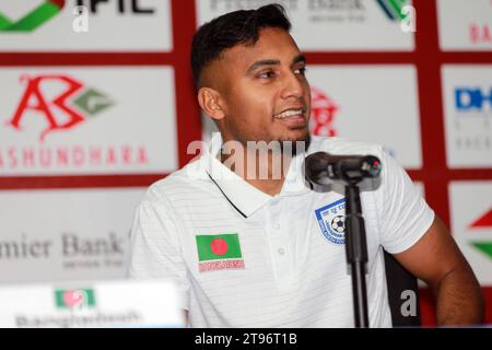 Il capitano della Nazionale di calcio del Bangladesh Jamal Bhuyan parla durante la conferenza stampa pre-partita del gruppo di qualificazione della Coppa del mondo FIFA, contro cui incontro Foto Stock