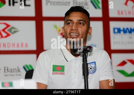 Il capitano della Nazionale di calcio del Bangladesh Jamal Bhuyan parla durante la conferenza stampa pre-partita del gruppo di qualificazione della Coppa del mondo FIFA, contro cui incontro Foto Stock